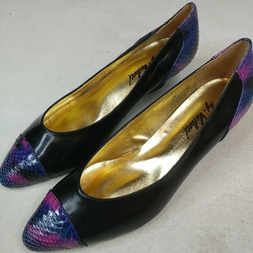 A. J. Valenci Womens black & pink snakeskin heels/
